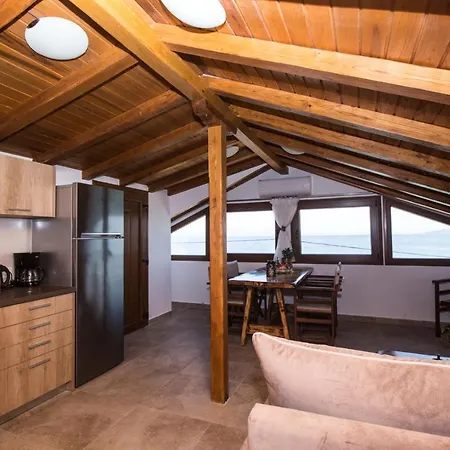 Golden Attic Apartment Nea Roda