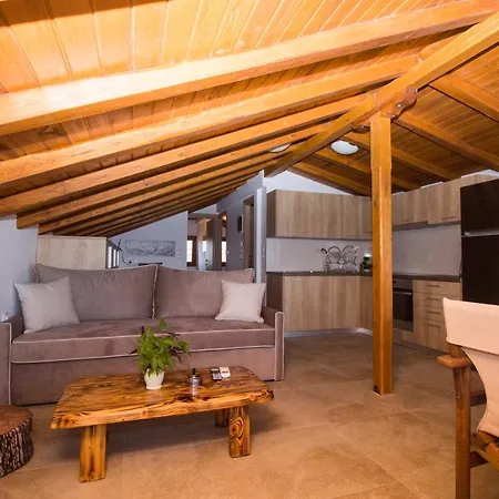 Golden Attic Apartment *