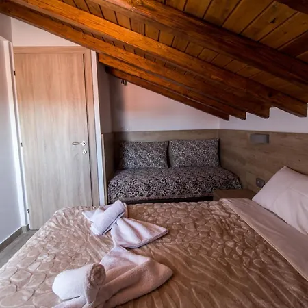 Golden Attic Apartment Nea Roda