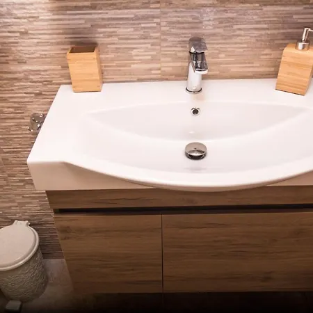 Golden Attic نيا رودا