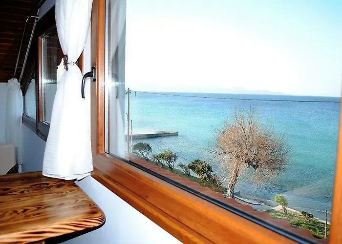 Golden Attic Apartamento Néa Ródha