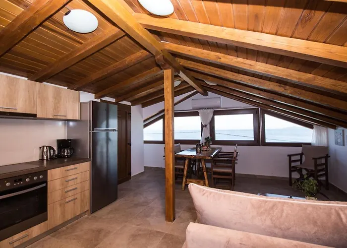 Golden Attic Apartamento Néa Ródha